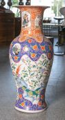 Große Bodenvase aus Porzellan (China, Alter unbekannt), farbig staffiert mit Blumen-