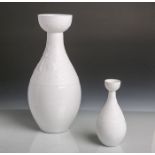 2 Vasen versch. Größe (Rosenthal, grüne Unterbodenmarke), Dekor in Weiß, Motiv"Zauberflöte",