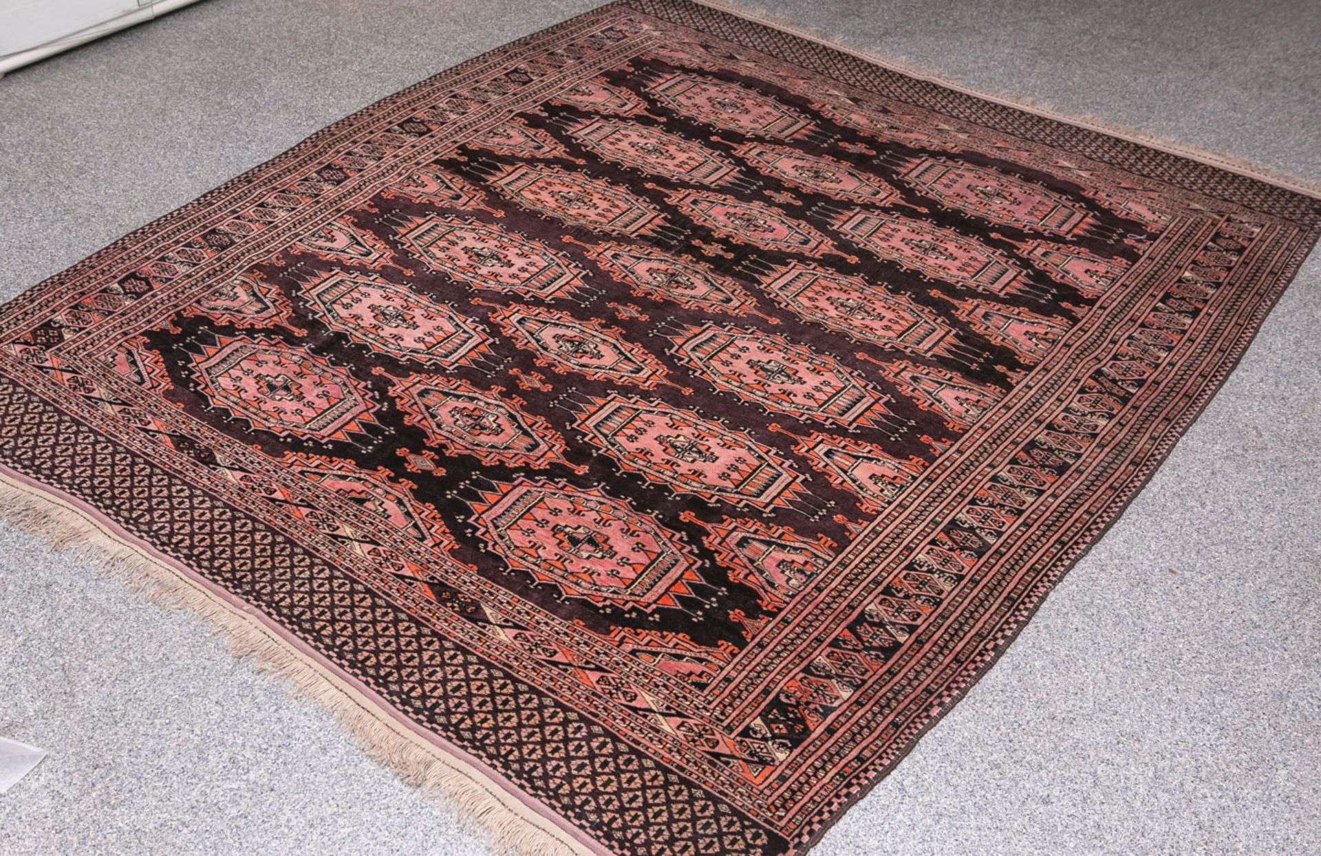 Tekke Teppich (Turkmenistan, wohl um 1900), Wolle auf Wolle, handgeknüpft, ca. 200 x 168cm.
