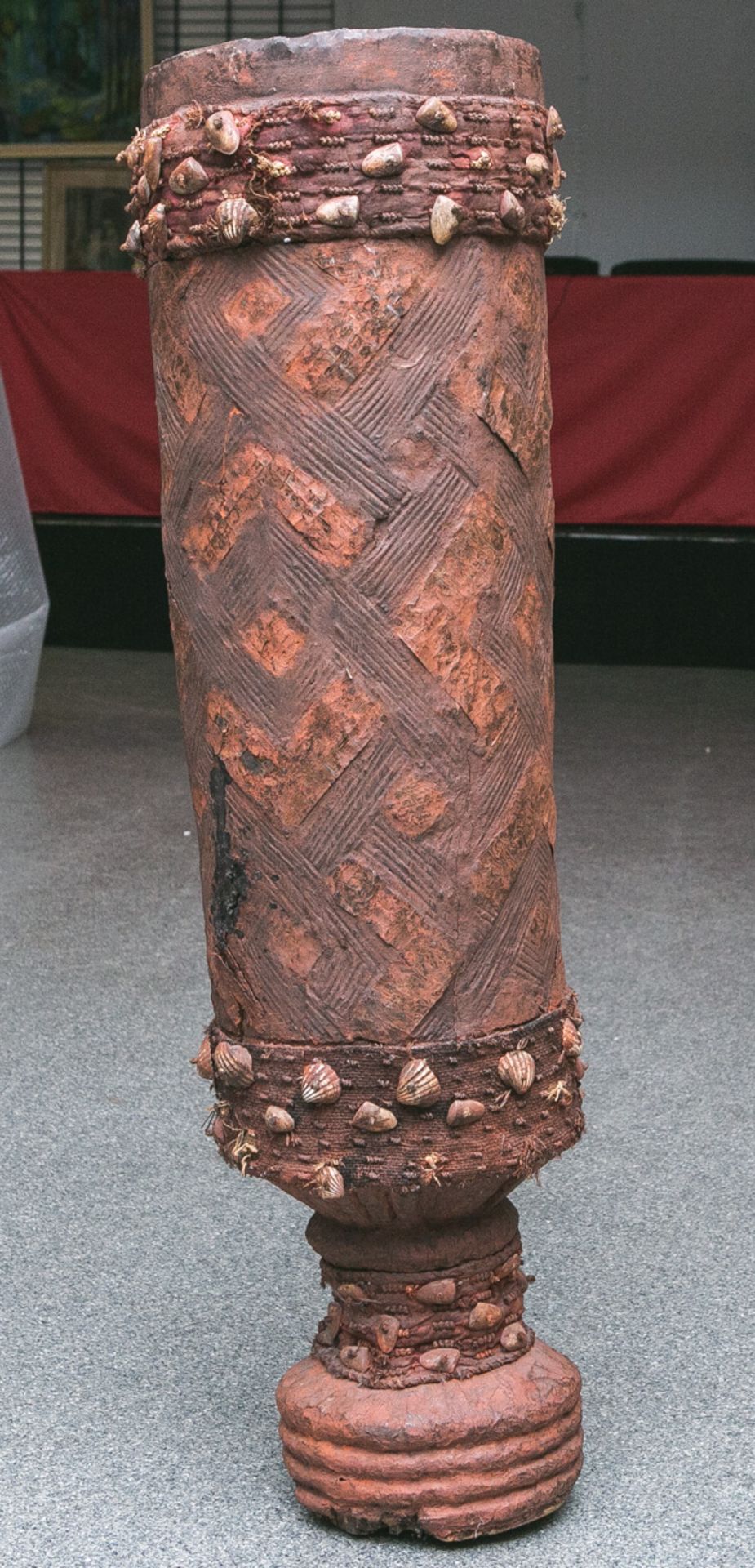 Gr. Zeremonialtrommel (Sepik-Ramu, Afrika), Holz/Leder/Metall/Stoff, m. roter Erdfarbeübermalt u. m.