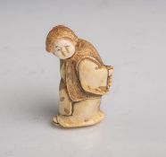 Elfenbein-Netsuke (Provenienz wohl Japan, Alter unbekannt), ältere Frau in gebückterHaltung,