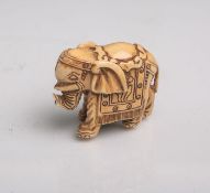 Elfenbein-Netsuke (Provenienz wohl Japan, Alter unbekannt), Elefant,Unterbodenritzsignatur, B. ca. 5