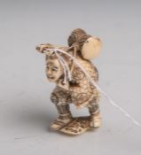 Elfenbein-Netsuke (Provenienz Japan, Alter unbekannt), schreitender Mann mit einer Trommelauf dem