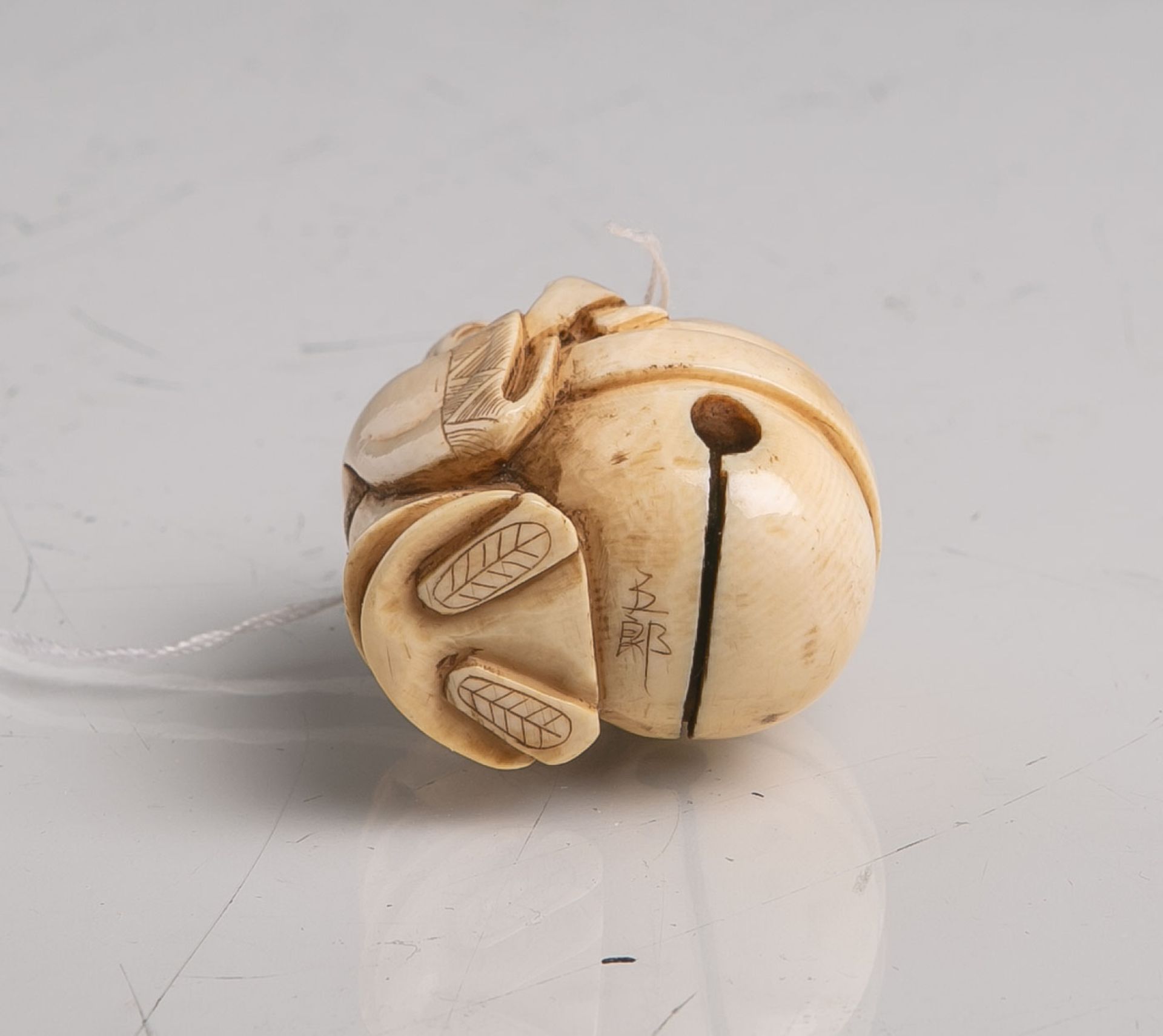 Elfenbein-Netsuke (Provenienz wohl Japan, Alter unbekannt), stehender Mann im Kimono - Bild 2 aus 2