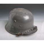 Stahlhelm M 17 (wohl für Marine), orig. feldgraue Farbe, Emblem m. gekreuzten Ankern inGelb, innen