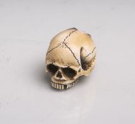 Elfenbein-Netsuke (Provenienz wohl Japan, Alter unbekannt), Totenschädel, wohl sog.Katabori-Netsuke,