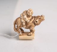 Elfenbein-Netsuke (Provenienz wohl Japan, Alter unbekannt), Mann wohl auf einem Büffelsitzend, auf