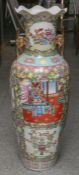 Gr. Porzellanvase bzw. Palastvase (China, Alter unbekannt), polychrome Bemalung m.Goldstaffage,