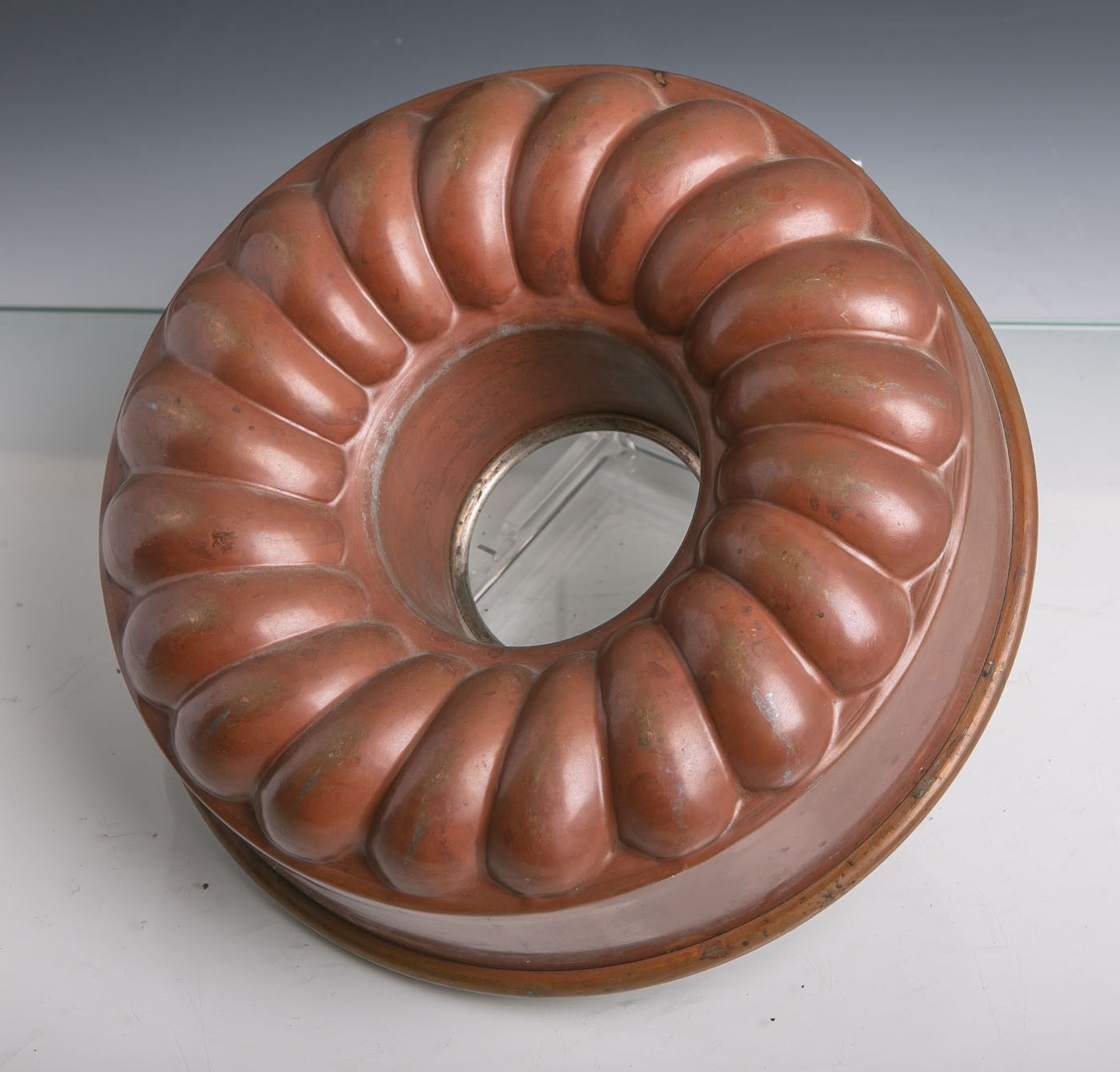Antike Kuchenform aus Kupfer gearbeitet (Ringkuchen), Dm. ca. 26 cm. Altersgem.Gebrauchszustand.