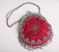 Kl. Abendhandtasche (wohl 1920/30er Jahre), roter Samt m. silberner Stickarbeit, ca. 18 x16 cm.