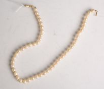 Collier/Halskette aus Zuchtperlen mit einem Verschluss aus 750 GG, L. (ohne Verschluss)ca. 38,5 cm.