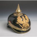 Mannschaftspickelhaube (Preussen), schwarzer Lederkorpus, vergoldeter Adler, Teller m.Rundkopfnieten