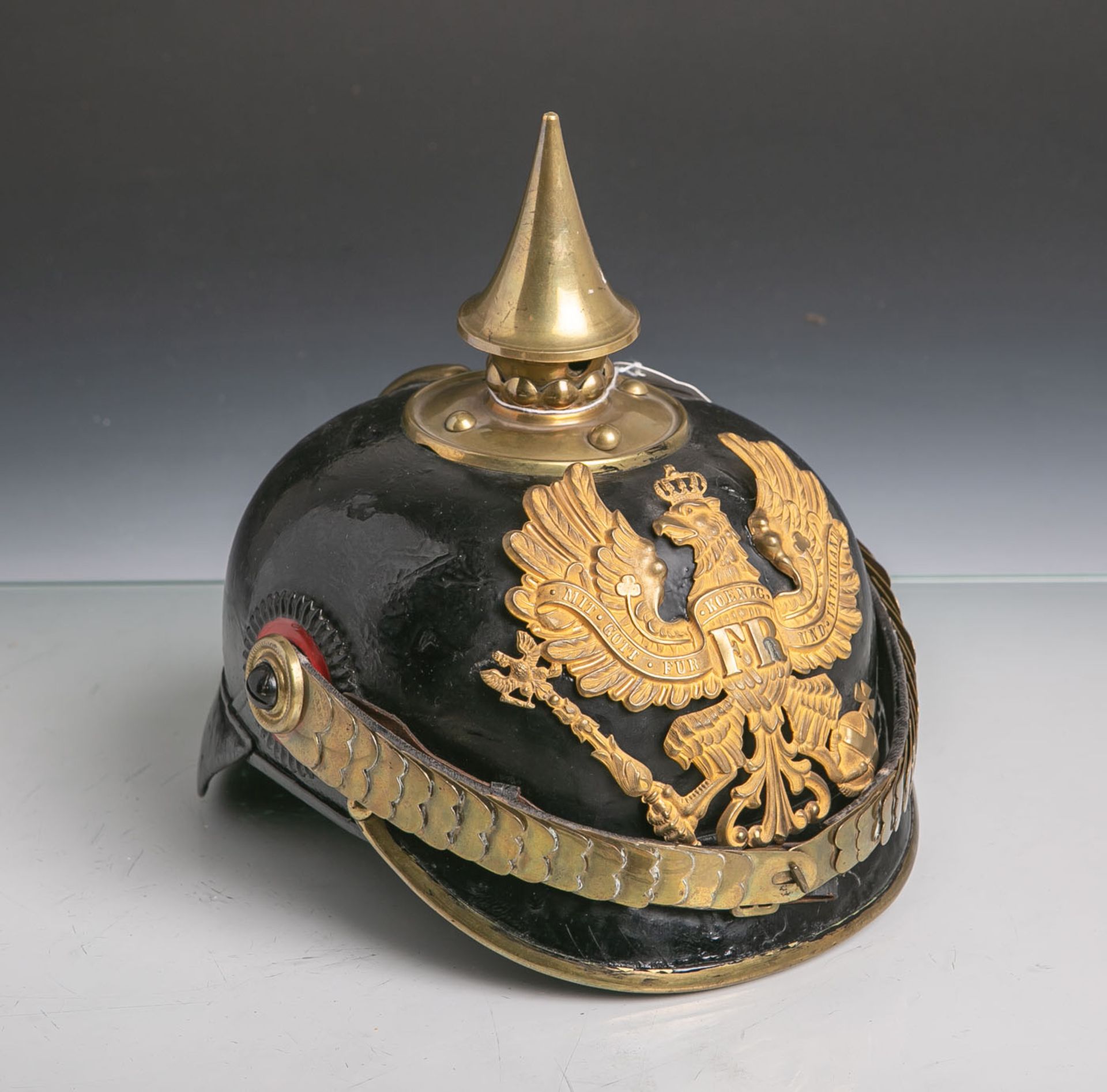 Mannschaftspickelhaube (Preussen), schwarzer Lederkorpus, vergoldeter Adler, Teller m.Rundkopfnieten