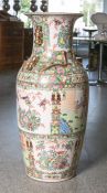 Große Bodenvase aus Porzellan (China, Alter unbekannt), farbig staffiert mit Blumen-