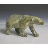 Takpani, Pauloosie (20. Jahrhundert), "Bear" (wohl 1990er Jahre), aus grünem Steingearbeitet, H. ca.