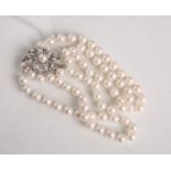 3-reihiges Perlenarmband, Schließe 585 WG m. Brillantbesatz (zus. ca. 0.25 ct),gestempelt: