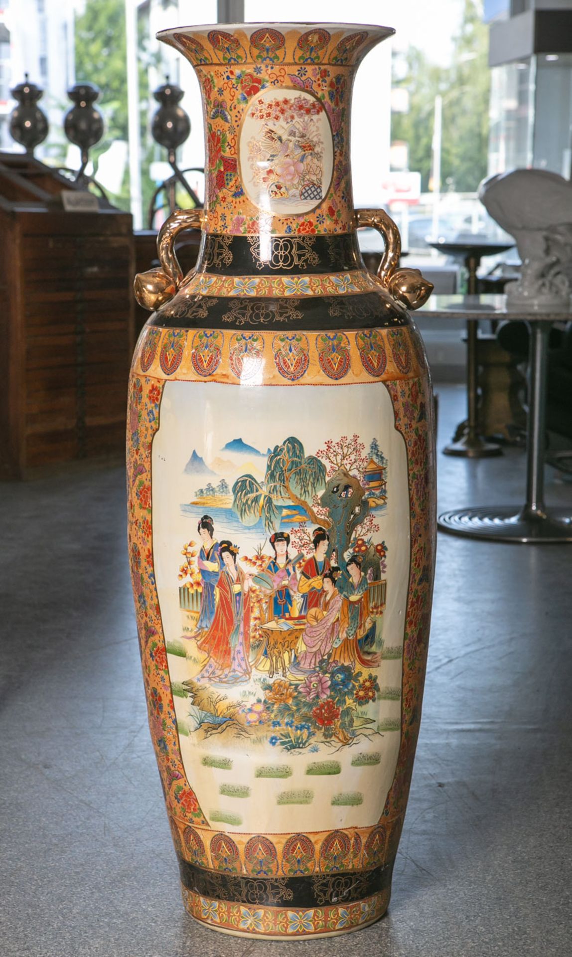Große Bodenvase aus Porzellan (China, Alter unbekannt), farbig staffiert mit Vogel- undFigurendekor,
