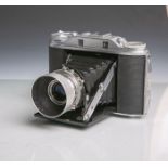 Agfa-Klappkamera "Isolette III" (Deutschland), Objektiv Agfa Apotar, 1:4,5/85, Nr. 869457.