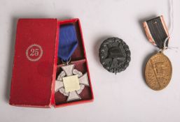 Konvolut Orden u. Ehrenzeichen (1. u. 2. WK), bestehend aus: 1x Verwundetenabz. in Schwarz(1. WK),
