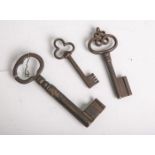 Drei alte Schlüsseln (wohl 18./19. Jahrhundert, Herkunft unbekannt), L. jeweils ca. 17 und13,5 sowie