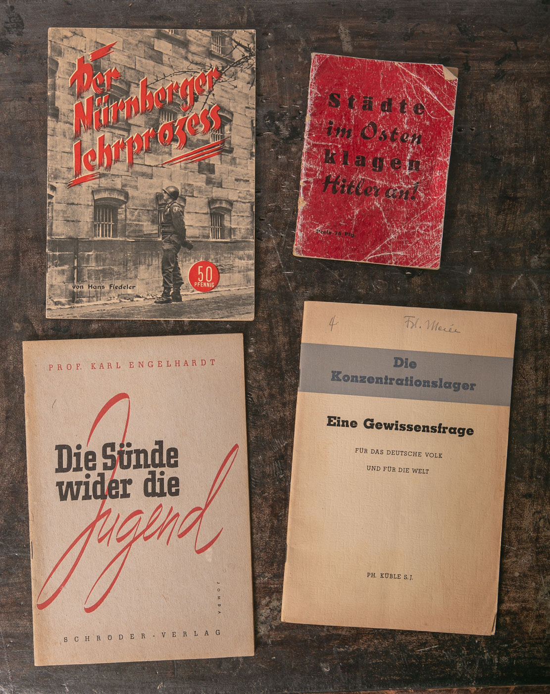 Konvolut von 4 Broschüren (Nachkriegszeit), bestehend aus: 1x "Städte im Osten klagenHitler an" (