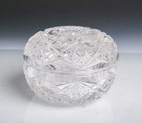 Runde Deckeldose aus dickwandigem Kristallglas (wohl 1920/30er Jahre), mit aufwendigerSchleiferei