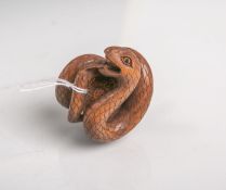 Tropenholz-Netsuke (Provenienz Japan, Alter unbekannt), Darstellung einer Schlange, dieeine Kröte