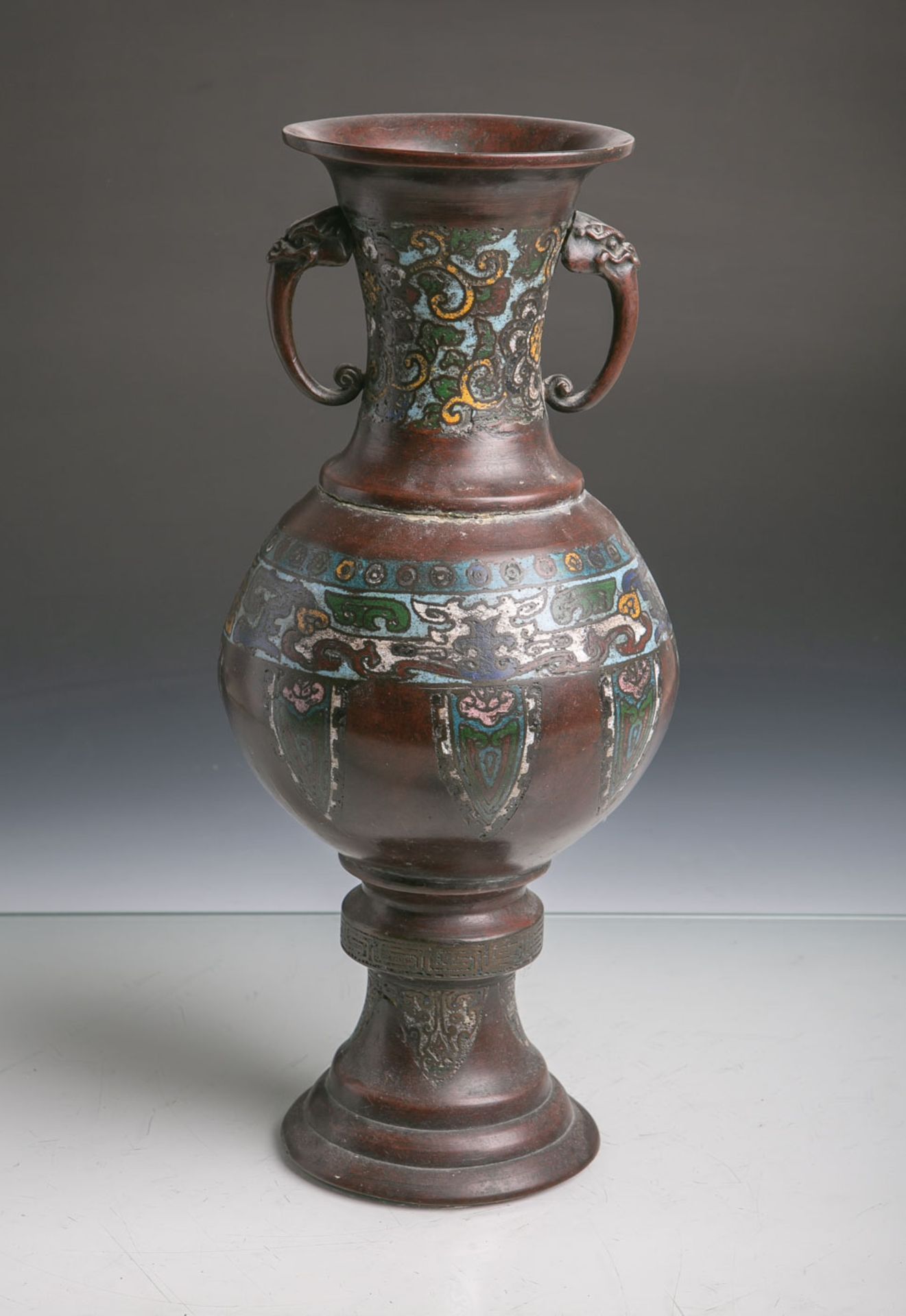 Bronzevase (China, wohl 20. Jahrhundert), Hu-Form, m. Handhaben in Form von Drachenköpfen,im