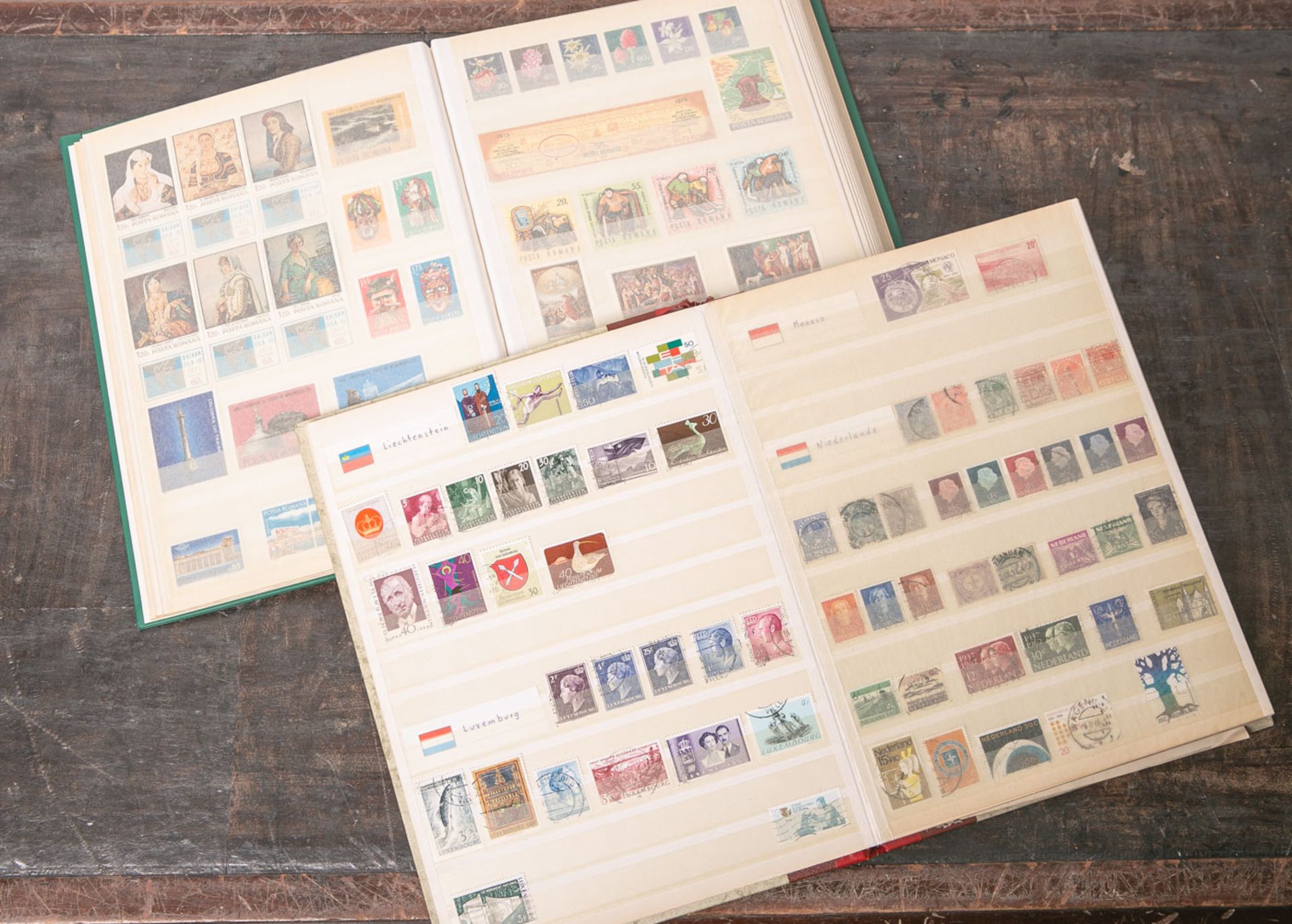 2 Alben m. Briefmarken, bestehend aus: Drittes Reich, DDR, Belgien, Großbritannien,Rumänien u.a.,