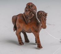 Tropenholz-Netsuke (Provenienz Japan, Alter unbekannt), Darstellung eines Affens, der aufeinem Pferd