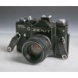 Zenit-Fotokamera "TTL" (USSR), Gehäuse-Nr. 82193110, Objektiv Helios-44-2 Nr. 7523148,2/58.