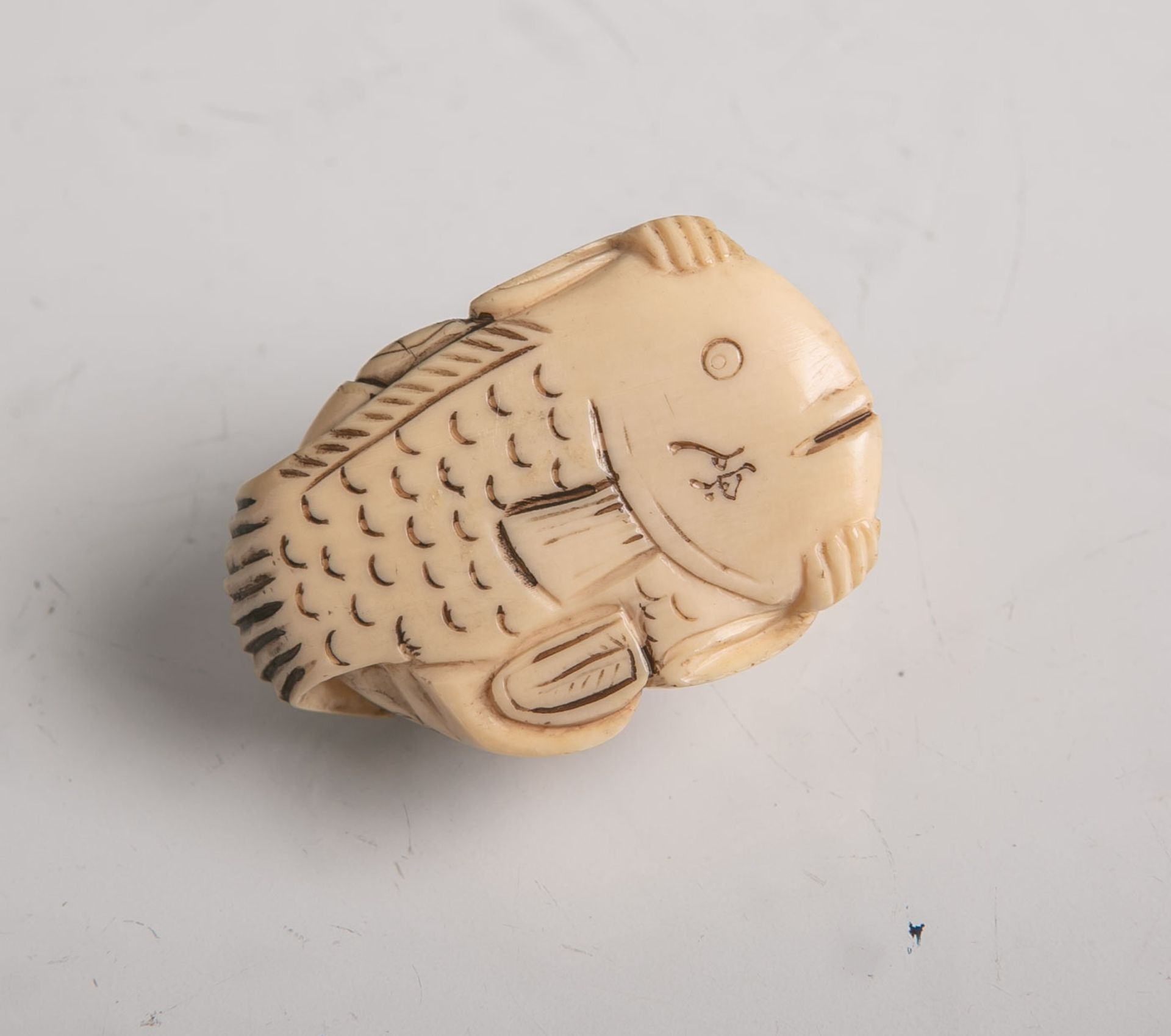 Elfenbein-Netsuke (Provenienz wohl Japan, wohl 19. Jahrhundert), Mann halbliegend aufeinem Fisch, - Bild 2 aus 2