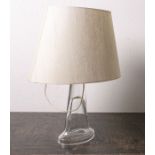 Tischlampe (wohl 1970er Jahre), Fuß aus klarem Glas, H. ca. 57 cm (Funktion ungeprüft).Altersgem.