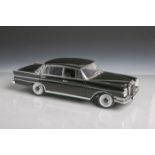 Revell-Modellauto "Mercedes-Benz 300 SE" / Heckflosse (2001), 1:18, in Schwarz. Das kl.Kennzeichen