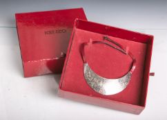 Kenzo-Collier 925 Silber, mondsichelartige Metallplatte m. Ziergravur, rs. gestempelt:Hersteller, am