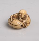 Elfenbein-Netsuke (Provenienz Japan, wohl spätes 19. Jahrhundert), Darstellung einesjungen Mönchs