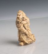 Elfenbeinfigurine eines Samurais (Provenienz Japan, wohl 19. Jahrhundert), aufrechtschreitend mit