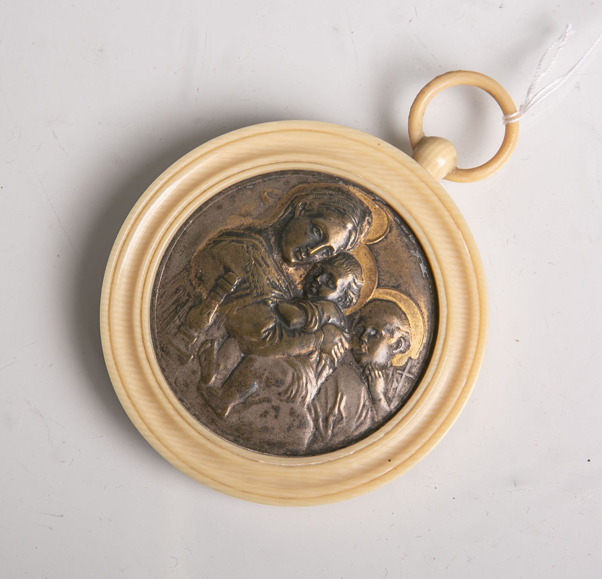 Elfenbeinmedaillon (deutsch, um 1870), mittig Metalleinlage m. Darstellung der Maria m.Jesuskind (