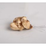 Elfenbein-Netsuke (Provenienz wohl Japan, Alter unbekannt), Mann einen Pilz umarmend, B.ca. 4 cm, H.