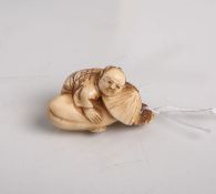 Elfenbein-Netsuke (Provenienz wohl Japan, Alter unbekannt), Mann einen Pilz umarmend, B.ca. 4 cm, H.