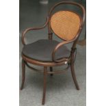 Armlehnstuhl von Thonet (Wien, um 1900), wohl braun lackiertes Bugholz, Rohrgeflechtsitzu. -