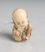 Elfenbein-Netsuke (Provenienz Japan, Alter unbekannt), sitzendes Kind mit linker HandLehrblätter