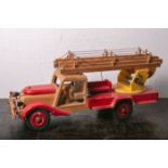 Feuerwehr-Leiterwagen (wohl von Hedo), Holz-Spielzeug, B. ca. 65 cm. Bespielt.