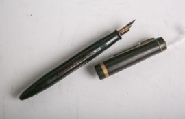 Alter Kolbenfüller von Sheaffer, Feder wohl 585 GG/WG, bez. "Sheaffer's Feather Touch,Made in USA,