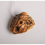 Elfenbein-Netsuke (Provenienz wohl Japan, Alter unbekannt), ovale Form, ineinanderverschlungene