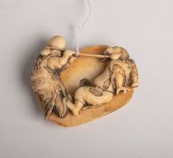 Flache Elfenbein-Netsuke (Provenienz wohl Japan, Alter unbekannt), ein Mann mit Beinenstemmend gegen