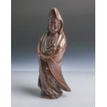 Tonfigur Guanyin Buddha (China, um 1900), stehende Figur eines Buddhas im Gewand, braungefasst,