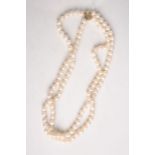Doppelreihige Perlenkette, Verschluss 585 GG/WG, gestempelt: Feingehalt / JKa, L. (imgeschl.