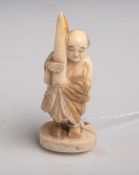 Elfenbein-Figurine eines stehenden Mannes mit Federköcher (Provenienz wohl Japan, Alterunbekannt),