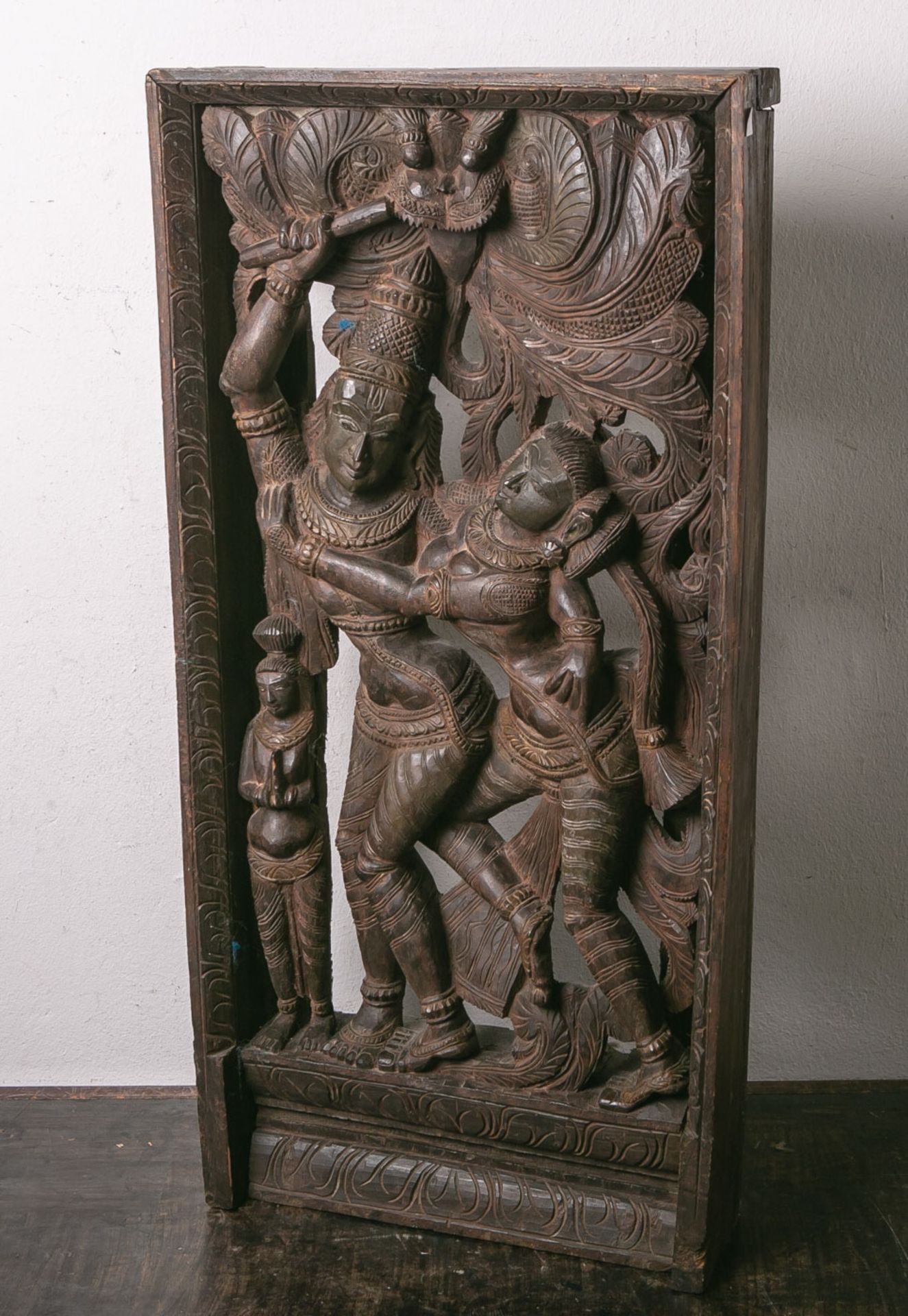 Große detailreich gestaltete Holzschnitzarbeit (wohl Indien, wohl 19./20. Jahrhundert),figürliche